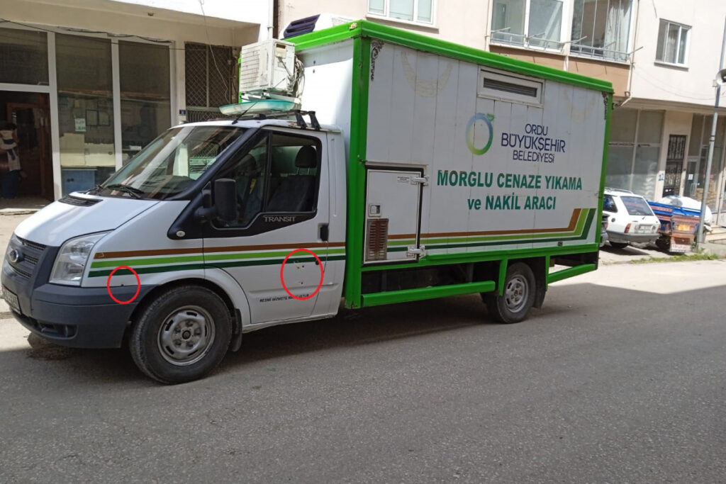 Yaşlı adam evinde pencerenin önünde oturur vaziyette ölü bulundu