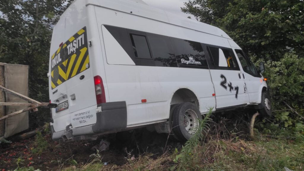 Fındık işçilerini taşıyan minibüs kaza yaptı! Çok sayıda yaralı var