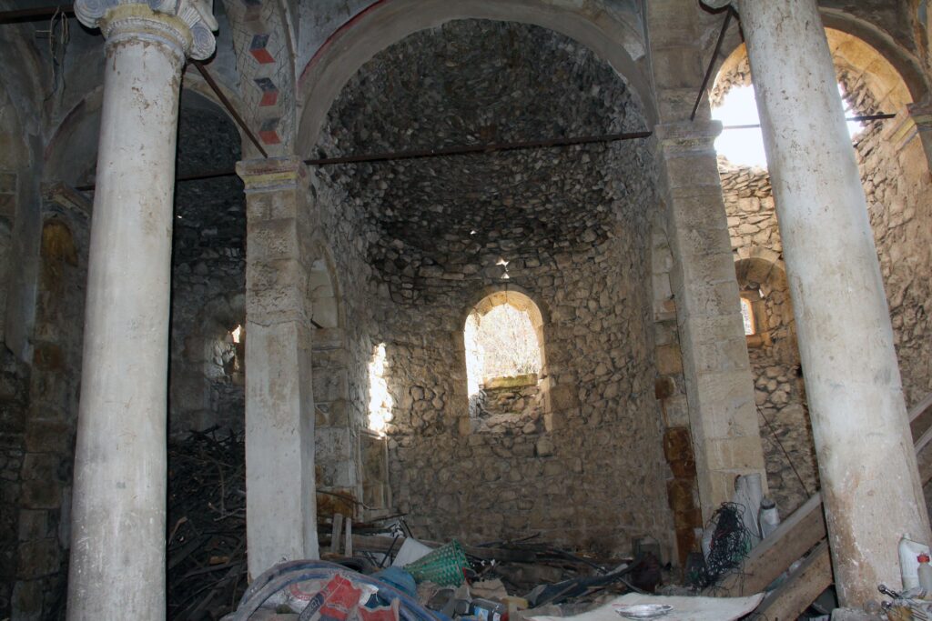 Giresun’da Asarcık ile Licese kiliseleri sahipleri tarafından ahır ve depo olarak kullanılıyor