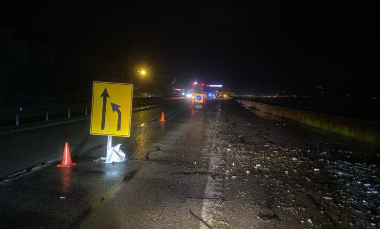 Deniz fırtınası Espiye-Tirebolu yolunu çökertti